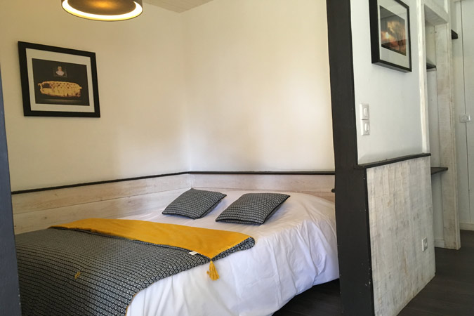 Yellow bedroom in the Abelia studio for rent, close to Sarlat