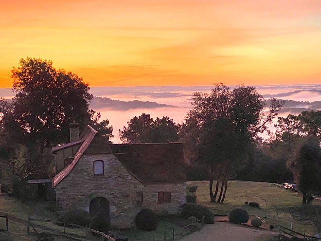 Casa de campo con vista a la niebla sobre la Dordoña