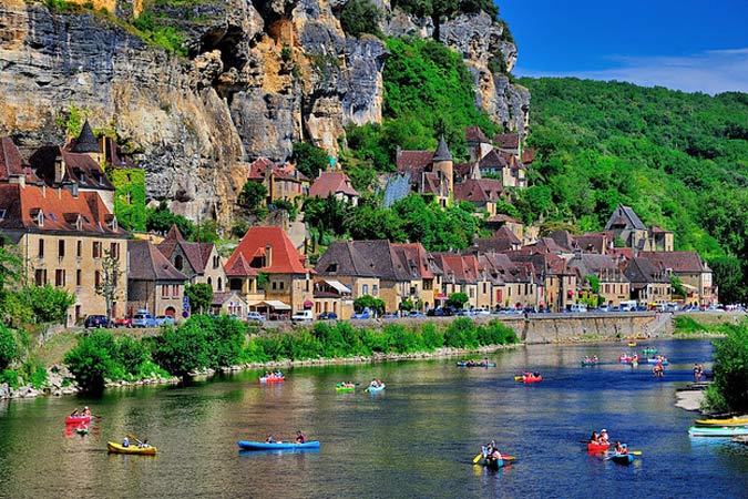 Kanus auf der Dordogne im Süden Frankreichs