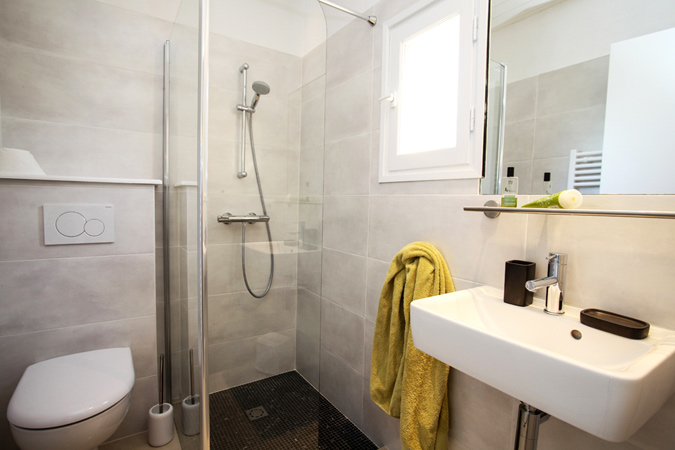 Modernes Badezimmer einer Ferienwohnung in Sarlat in Dordogne, Frankreich