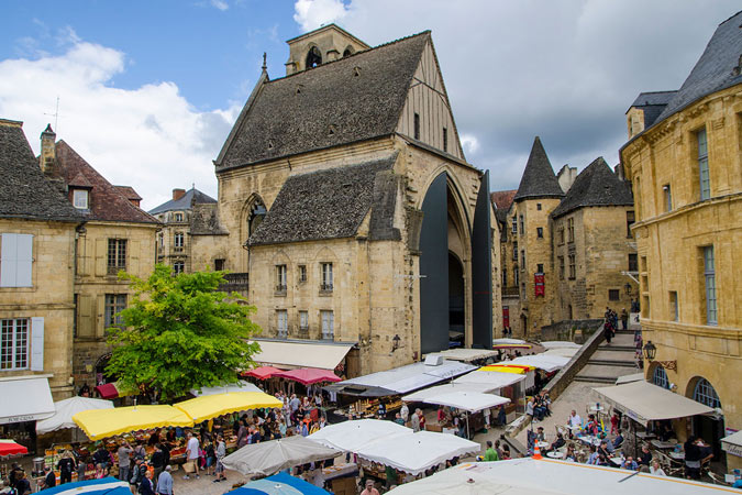 Der Wochenmarkt in der mittelalterlichen Stadt Sarlat in Frankreich
