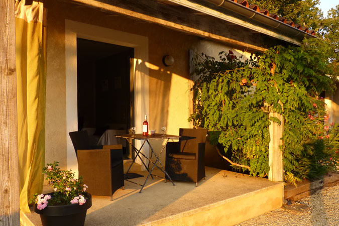 Una copa de vino en la terraza del estudio Bignone en Sarlat en Dordoña