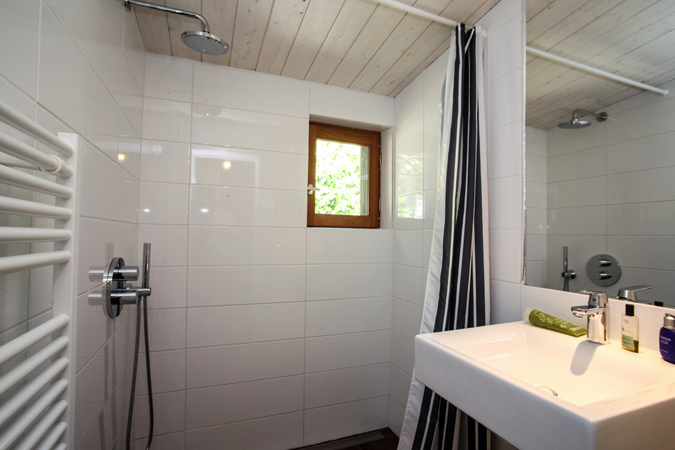 Light-filled bathroom in an orchard studio apartment for rent, Sarlat