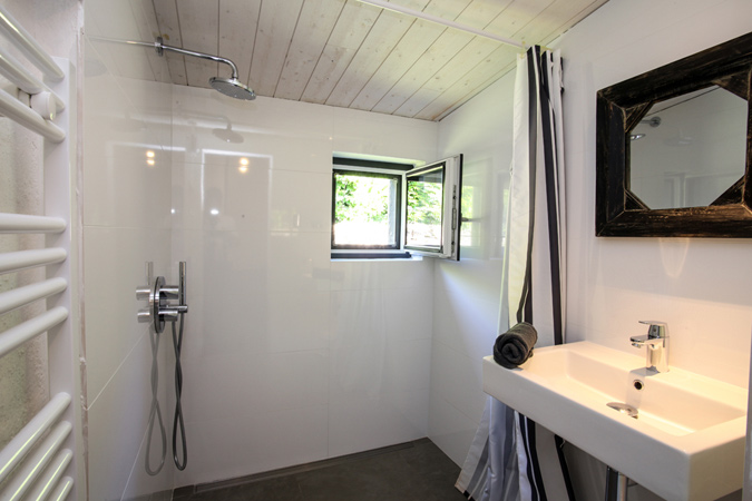 Moderne Dusche in der Ferienwohnung Abelia zur Vermietung in Sarlat, Südfrankreich