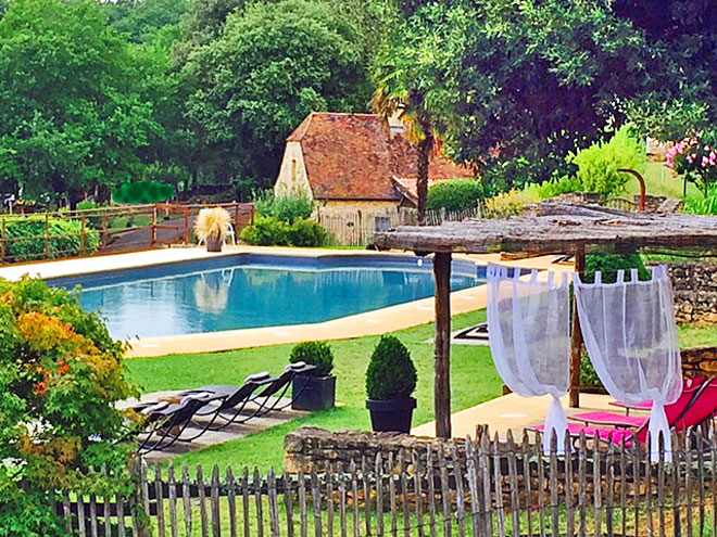 Familie im Urlaub in einem Ferienhaus im Perigord, Südfrankreich