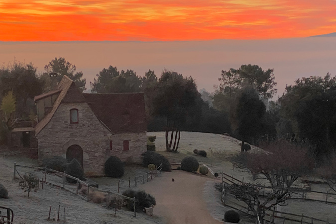 Ferienhaus mit Blick auf den Nebel über der Dordogne in Frankreich