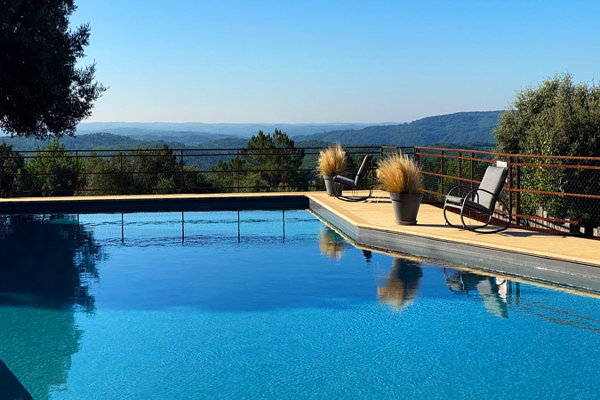 Swimmingpool mit Panoramablick im ecolodge bei Sarlat in Südfrankreich