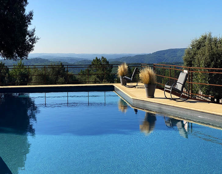 Swimmingpool mit Panoramablick im Feriendorf 