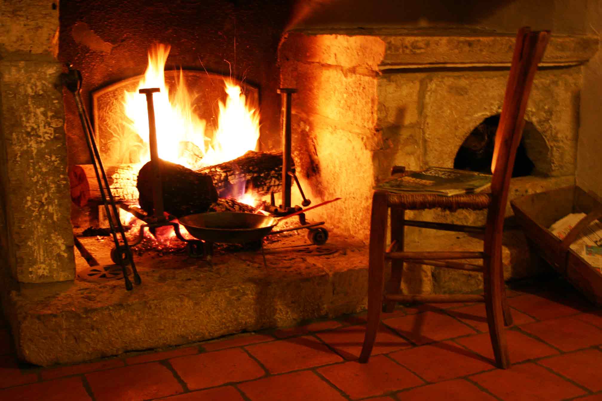 Chimenea dentro de una encantadora cabaña en el Périgord