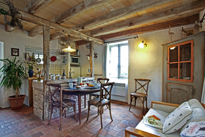 Dekoration im romantischen Ferienhaus in Sarlat, Dordogne in Frankreich