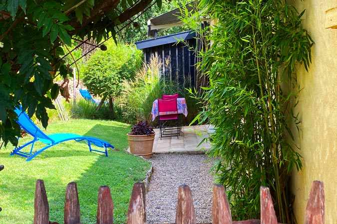 Eingangsbereich aus Kastanienholz zur Ferienwohnung Garten (Chardon) in Sarlat in Südfrankreich