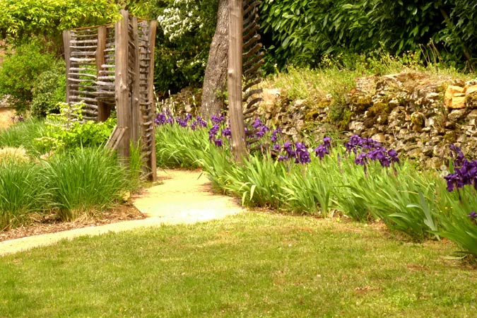 Zugang zur Ferienwohnung Garten mit einer Blumenallee in Sarlat im Süden Frankreichs