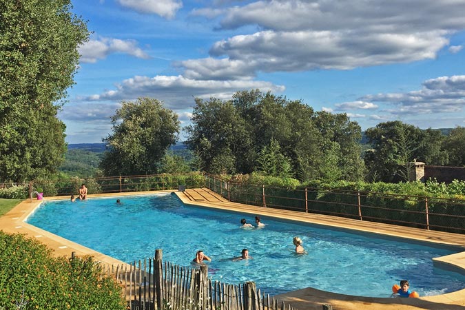 25 Meter langer Swimmingpool im Feriendorf in Frankreich bei Sarlat