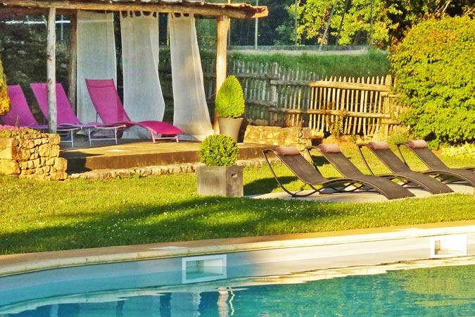 Pergola junta a la piscina en Dordoña