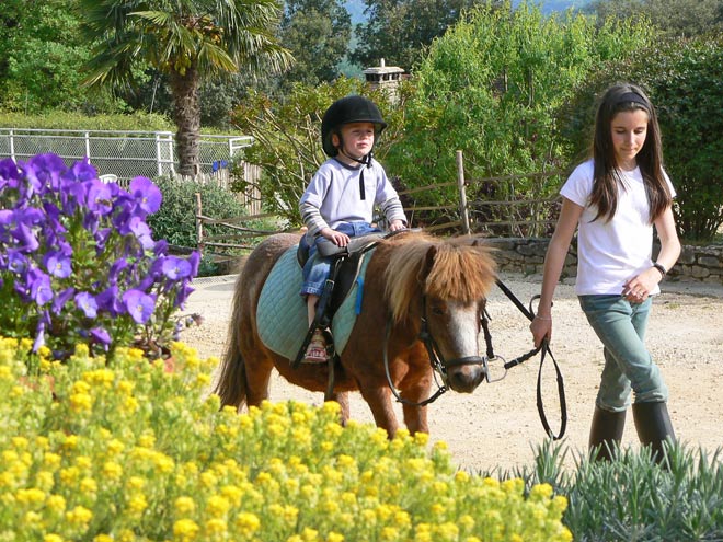 Paseo en pony en el Hameau du Sentier des Sources en Sarlat