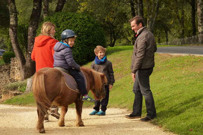 Ausritt mit dem Pony im ecolodge bei Sarlat in Südfrankreich