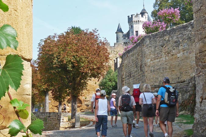 Wandern zum Schloss von Montfort im Tal der Dordogne in Frankreich