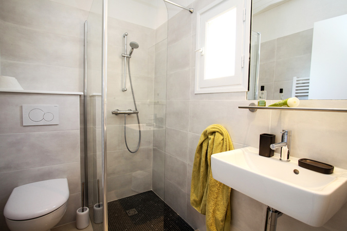 Modern bathroom in a studio apartment in Sarlat in the Dordogne