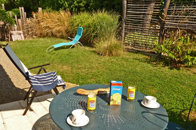 Breakfast in a studio apartment at the Hameau du Sentier des Sources