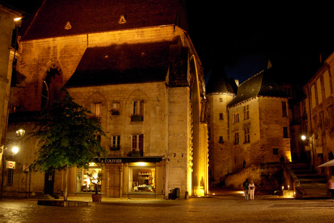 Nachts in der mittelalterlichen Stadt Sarlat im Perigord