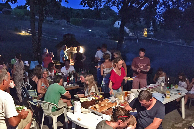 Grillabend im Urlaub im Perigord 3 Stunden von der Atlantikküste entfernt