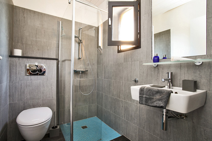 Modern bathroom in a studio apartment in Sarlat in the Dordogne