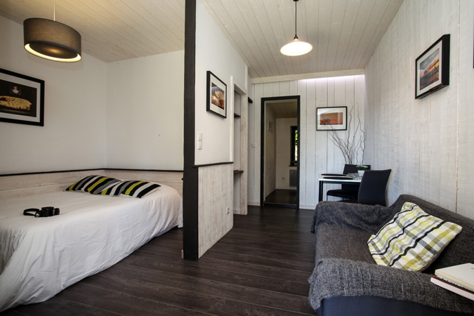 Black parquet flooring in the Abelia studio apartment, Hameau du Sentier des Sources in Sarlat