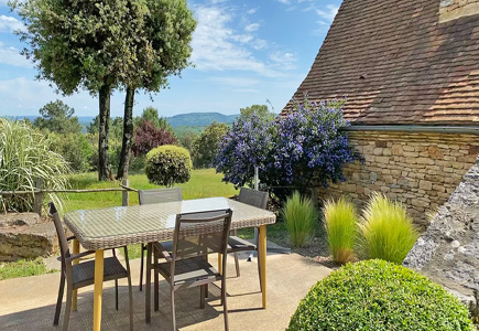 Mittagessen mit der Familie im Ferienhaus auf den Anhöhen vor Sarlat in Südfrankreich