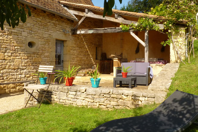 Terrasse  du  gite en vieille pierre la Petite borde à Sarlat