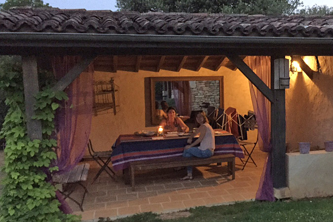 Terrasse im Sommer im Feriendorf in Frankreich bei Sarlat im Schwarzen Perigord