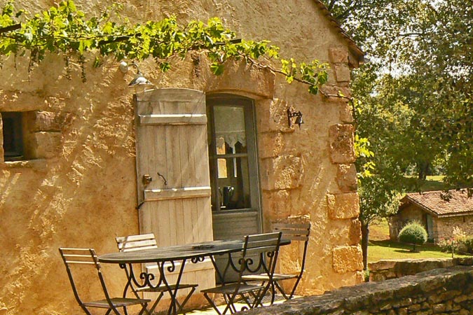 Terrasse eines Ferienhauses auf den Anhöhen vor Sarlat in Südfrankreich