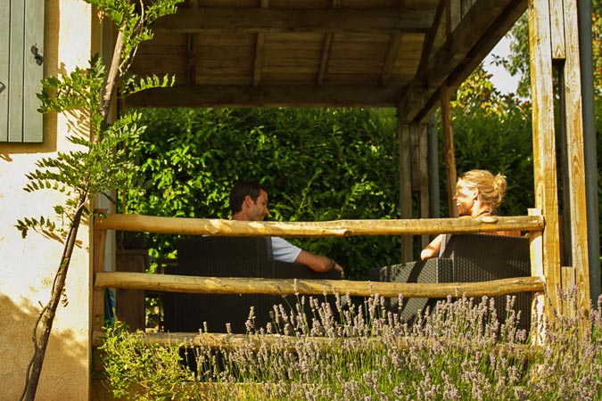 Entspannung auf der Terrasse an der Ferienwohnung Lavendel in Sarlat in Südfrankreich